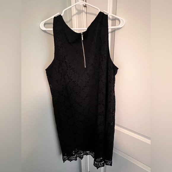 Woman’s plus size black sleeveless dress - Picture 2 of 3